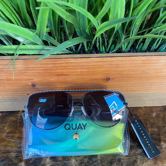 Quay Australia Accessories - BNWT Quay Black high key rivet Aviator Sunglasses
